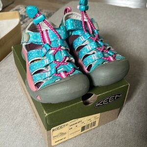 KEEN washable sandals with adjustable strap teal and pink